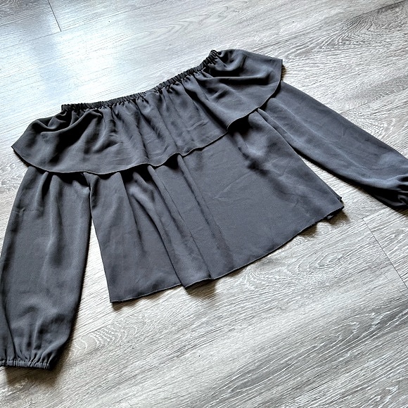 ARITZIA • WILFRED • Morel Off-Shoulder Blouse • Size Small • Slate Grey - Picture 4 of 16
